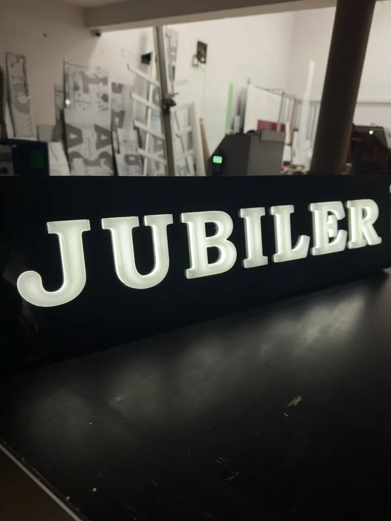 Dibond-Leuchtkasten mit 3D-Buchstaben JUBILER