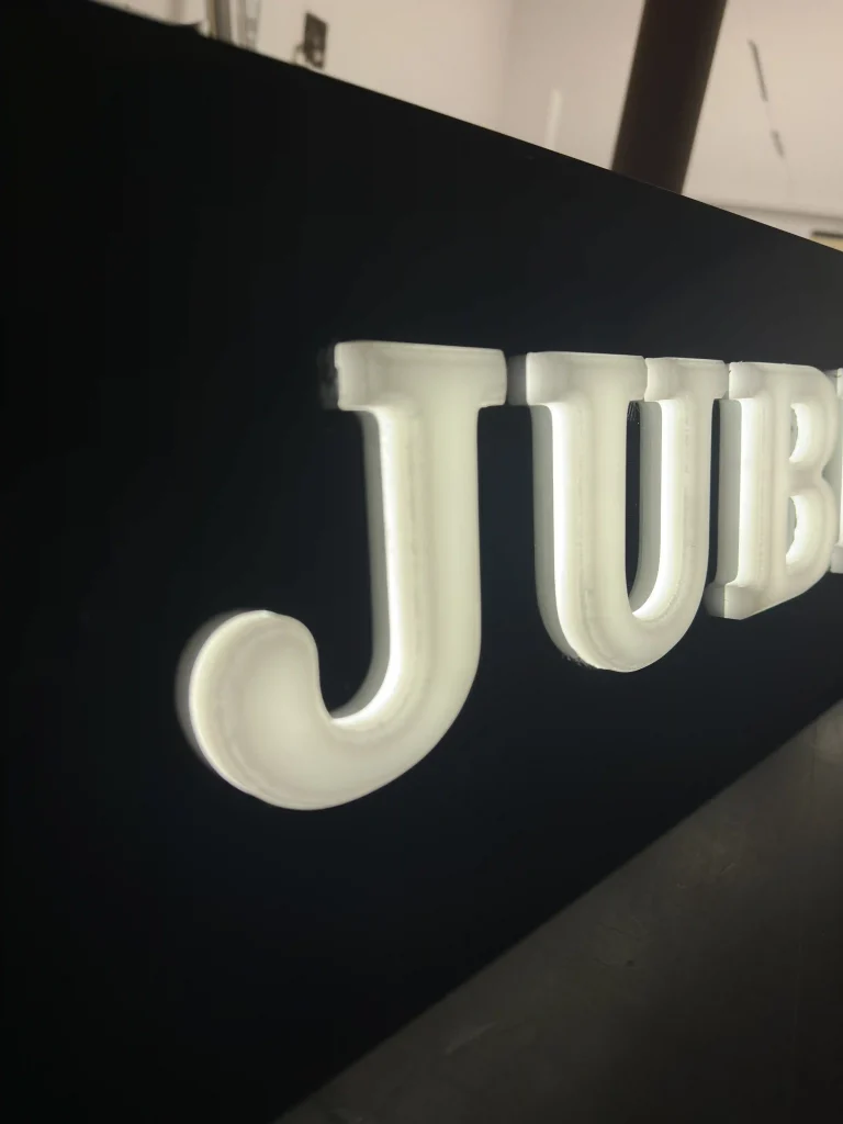 Nahaufnahme vom Dibond-Leuchtkasten mit 3D-Buchstaben