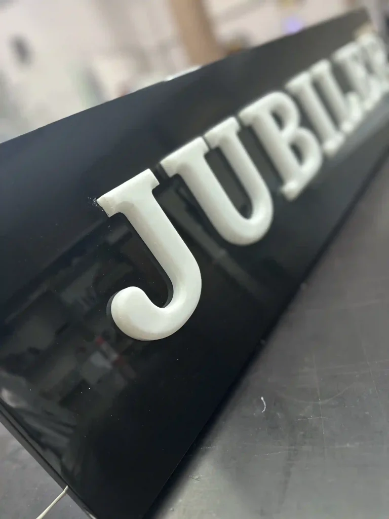 3D-Buchstaben auf Dibond-Leuchtkasten in Nahaufnahme