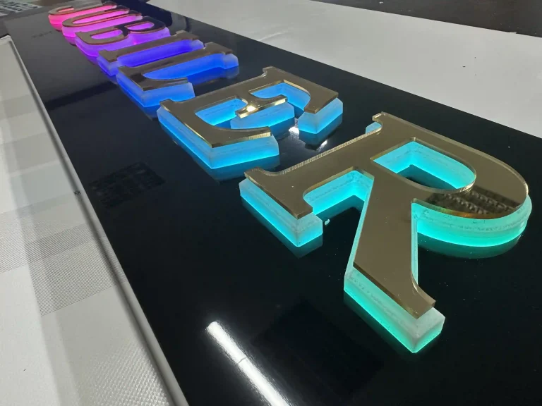Beleuchtete 3D-Buchstaben auf schwarzem Dibond-Leuchtkasten