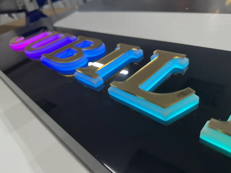 Dibond-Leuchtkasten mit bunten 3D-Buchstaben