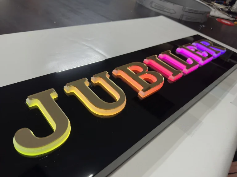 Leuchtende 3D-Buchstaben auf Dibond-Werbekasten