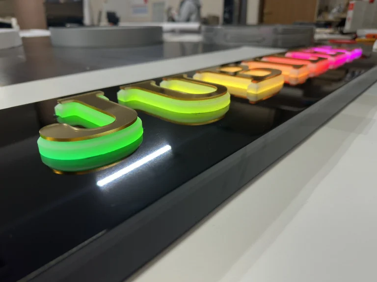 Dibond-Leuchtkasten mit RGB-beleuchteten 3D-Buchstaben