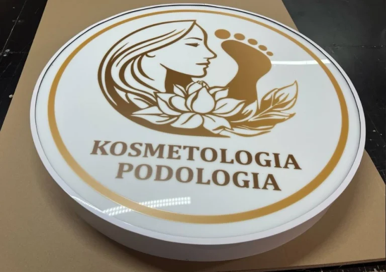 Werbeschild runder Leuchtkasten fuer Kosmetologie und Podologie mit goldenem Logo Design.