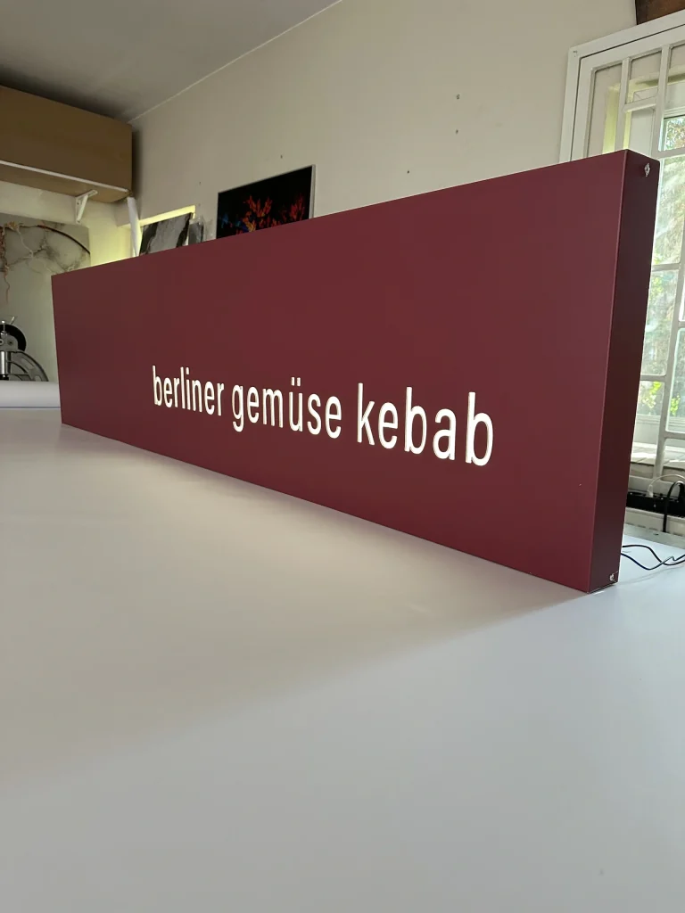 Gefräster Dibond-Leuchtkasten mit beleuchtetem Schriftzug für Kebab-Restaurant