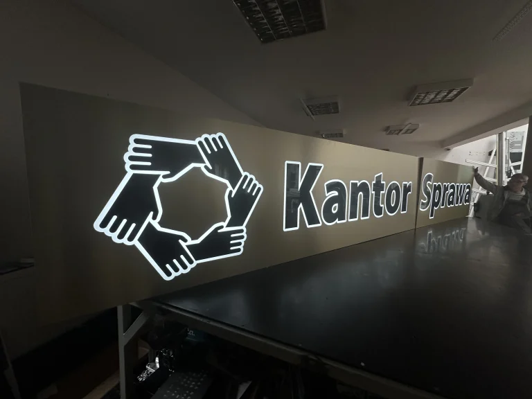 Großer gefräster Dibond-Leuchtkasten mit beleuchtetem Logo und Schriftzug