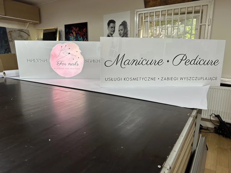 Langer gefräster Dibond-Leuchtkasten für Manicure und Pedicure Studio