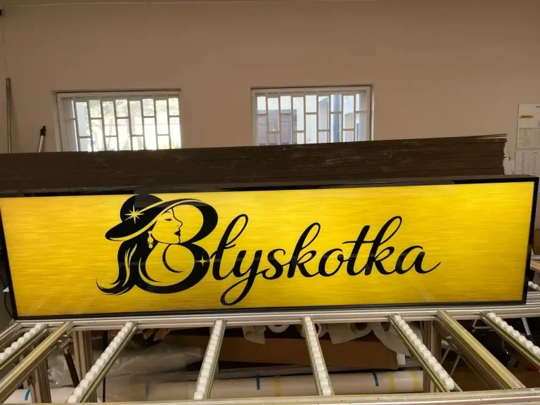 LED-Leuchtkasten aus Aluminiumprofil fuer Blyskotka Frontansicht