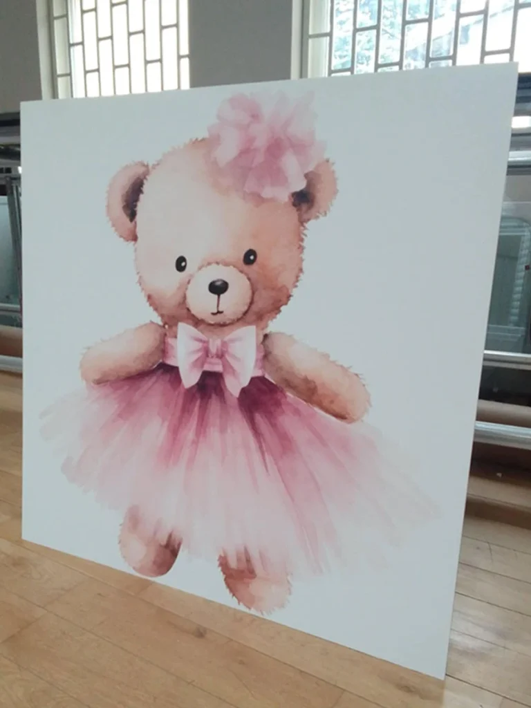 Werbeschild aus PVC mit rosa Teddybaer-Motiv