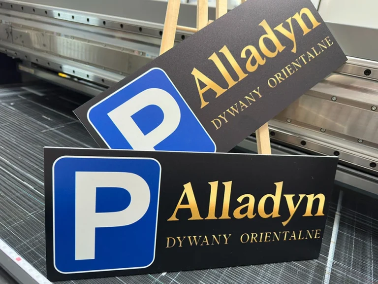 Zwei Werbeschilder aus PVC mit Parkplatzsymbol fuer Alladyn