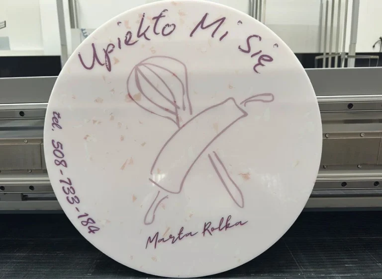 Rundes Leuchtschild fuer eine Konditorei mit Teigrollen-Grafik und handgeschriebener Optik