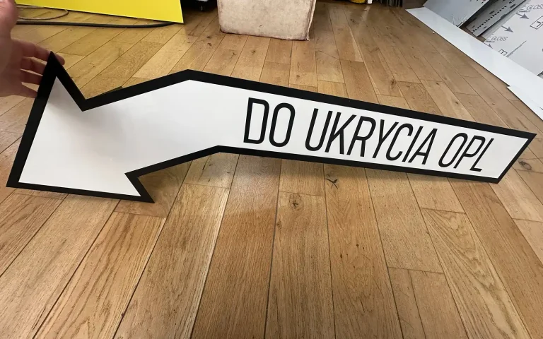 PVC-Wegweiser in Pfeilform mit Aufschrift Do ukrycia