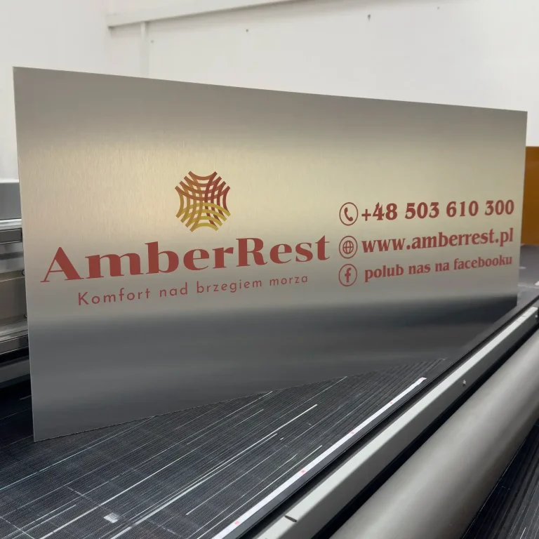 Silbernes Dibond Werbeschild fuer AmberRest Unterkunft