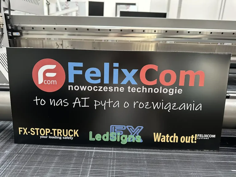 Schwarzes Dibond Firmenschild fuer FelixCom