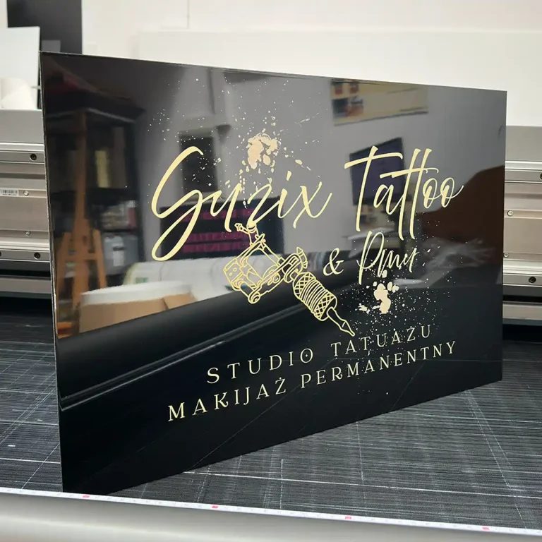 Schwarzes Dibond Werbeschild fuer Gnix Tattoo Studio