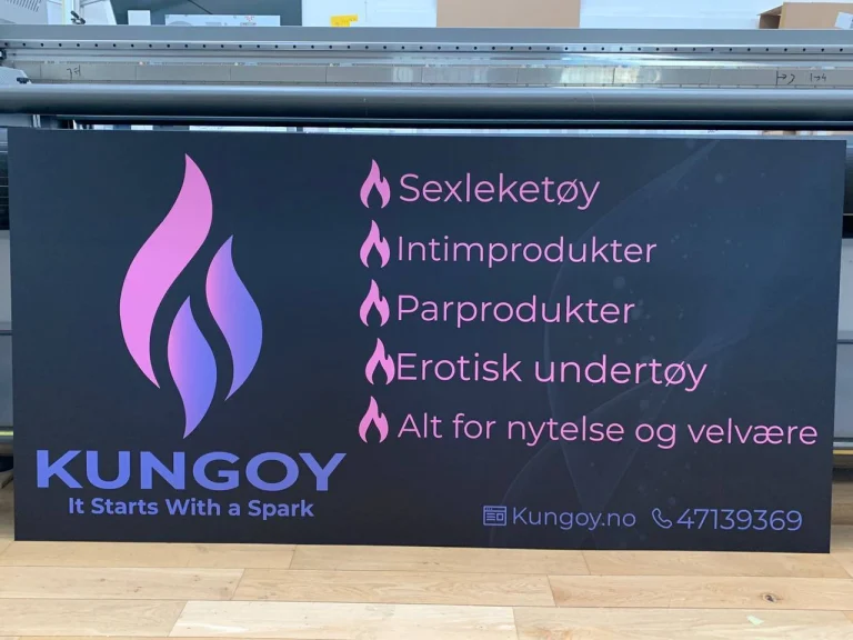 Schwarzes Dibond Werbeschild für Kungoy Shop