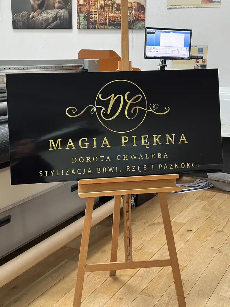 Schwarzes Dibond Werbeschild fuer Magia Piekna