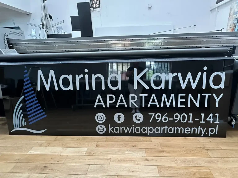 Schwarzes Dibond Werbeschild für Marina Karwia Apartments