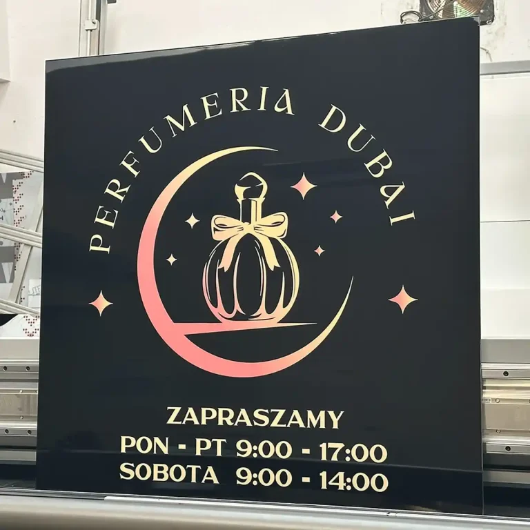 Schwarzes Dibond Werbeschild fuer Perfumery Dubai