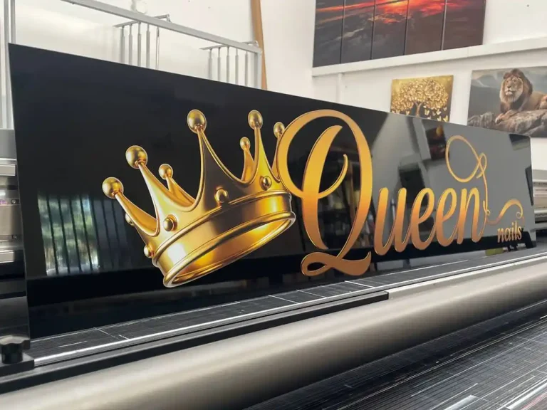 Schwarzes Dibond Werbeschild fuer Queen Nails
