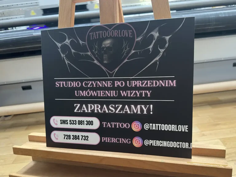 Dibond Werbeschild fuer Tattoo Studio mit Termininfo
