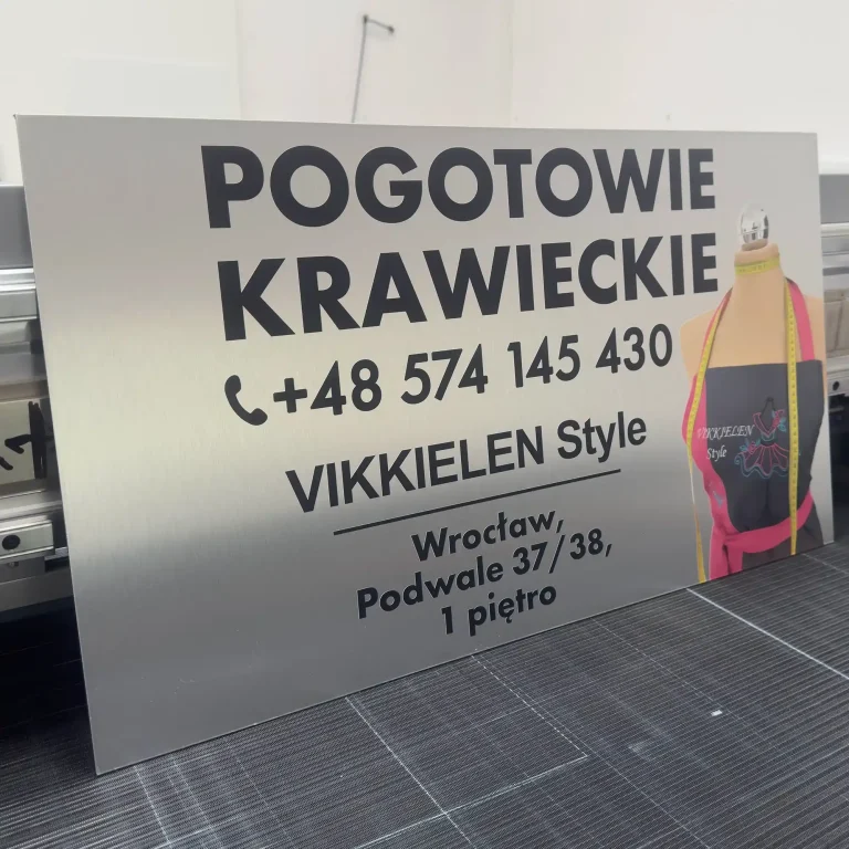 Silbernes Dibond Werbeschild fuer Pogotowie Krawieckie
