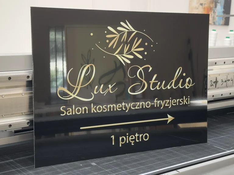 Dibond Werbeschild fuer Lux Studio Kosmetiksalon