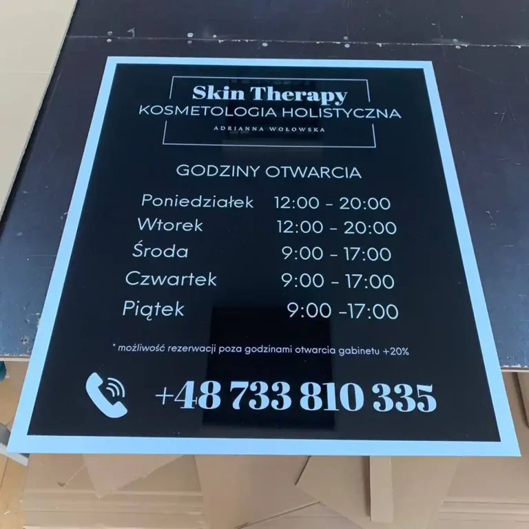 Dibond Praxisschild für Skin Therapy mit Öffnungszeiten