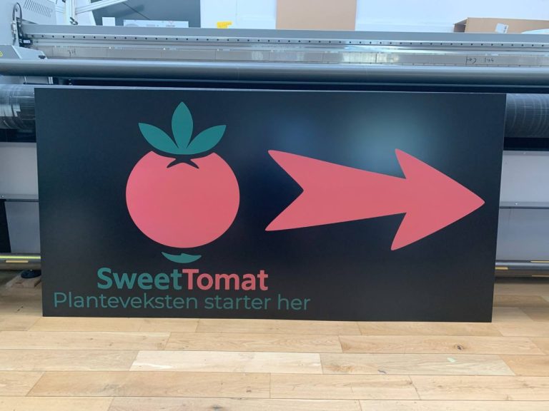 Dibond Wegweiser fuer SweetTomat mit Pfeil