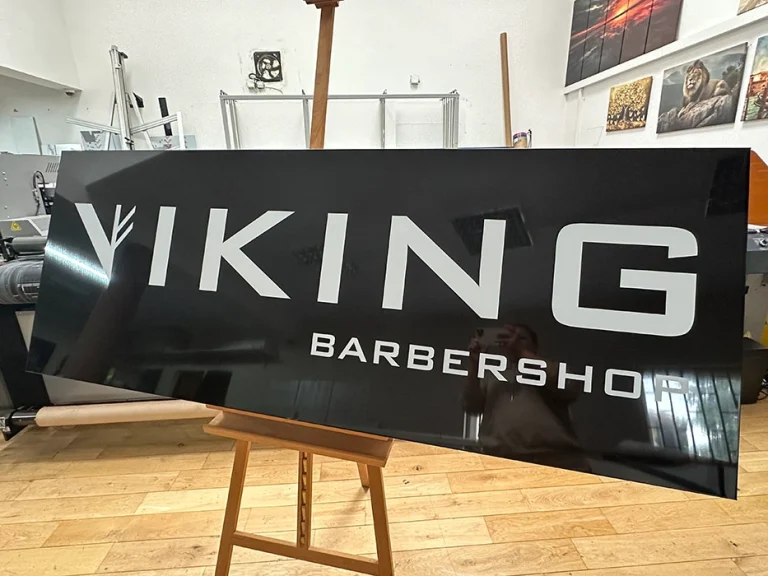 Schwarzes Dibond Werbeschild fuer Viking Barbershop