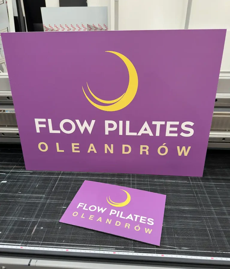 Violettes Dibond Werbeschild fuer Flow Pilates