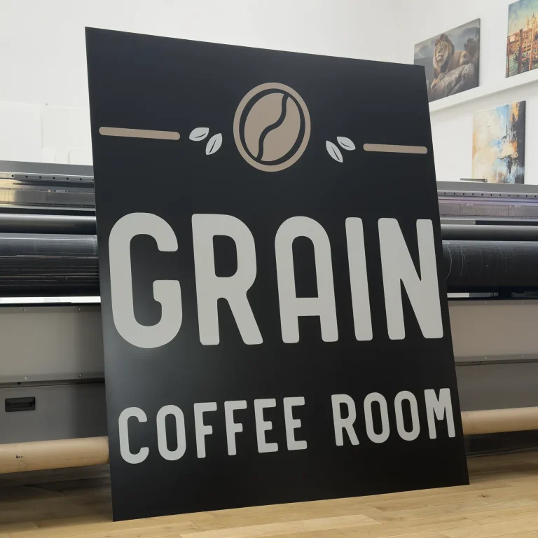 Schwarzes Dibond Werbeschild fuer Grain Coffee Room