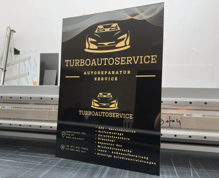 Schwarzes Dibond Werbeschild fuer Autowerkstatt