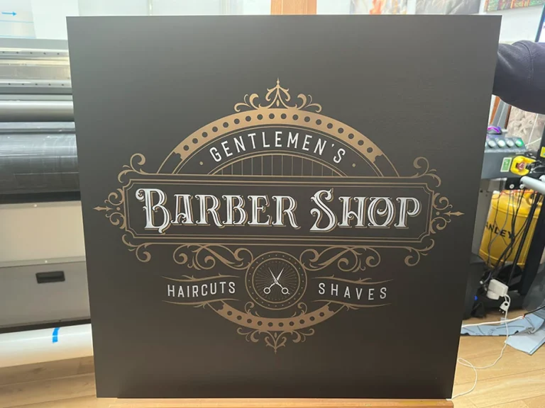 Schwarzes Dibond Werbeschild fuer Barber Shop