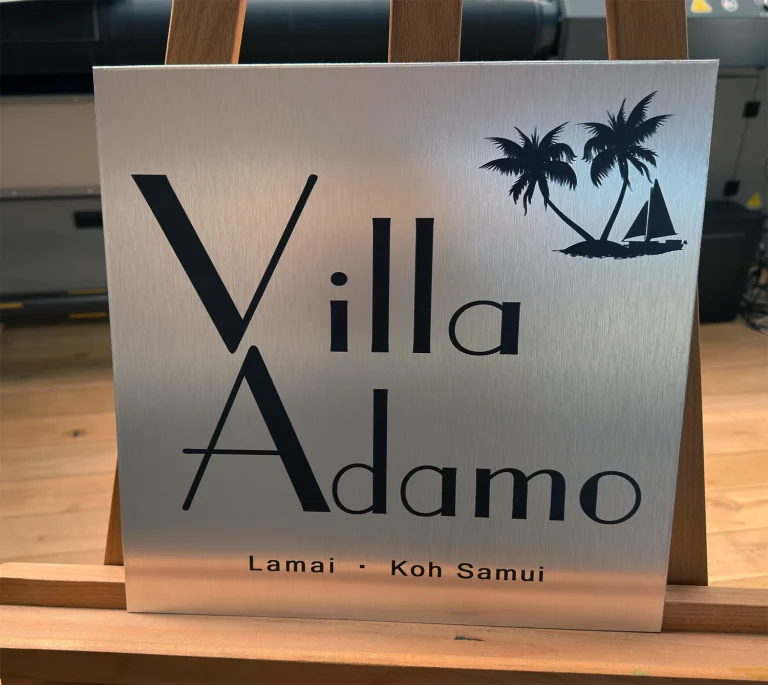 Dibond Werbeschild fuer Villa Adamo mit schwarzem Logo