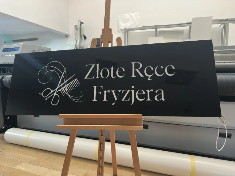 Schwarzes Dibond Werbeschild fuer Zlote Rece Fryzjera
