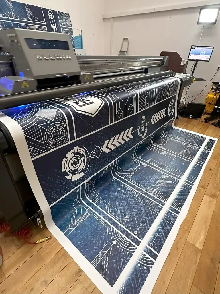 Grossformatiger PVC-Banner 450 g/m2 mit Designgrafik im Druck