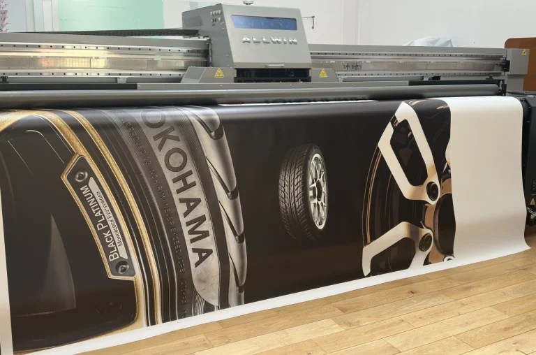 Bedruckter PVC-Banner 450 g/m2 mit Automotiv im Großformat