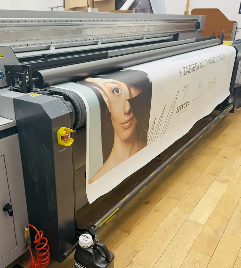 XXL-Banner aus PVC 450 g/m2 mit Werbemotiv für Kosmetik