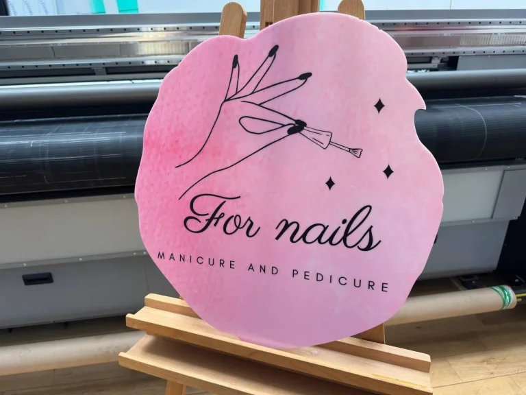 Acrylglasschild transparent in Form geschnitten für Nails