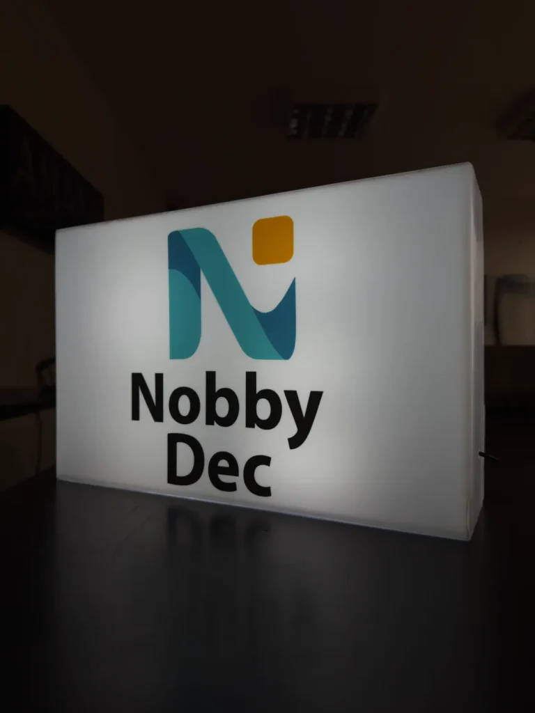 Doppelseitiger gefräster Leuchtkasten mit NobbyDec Logo