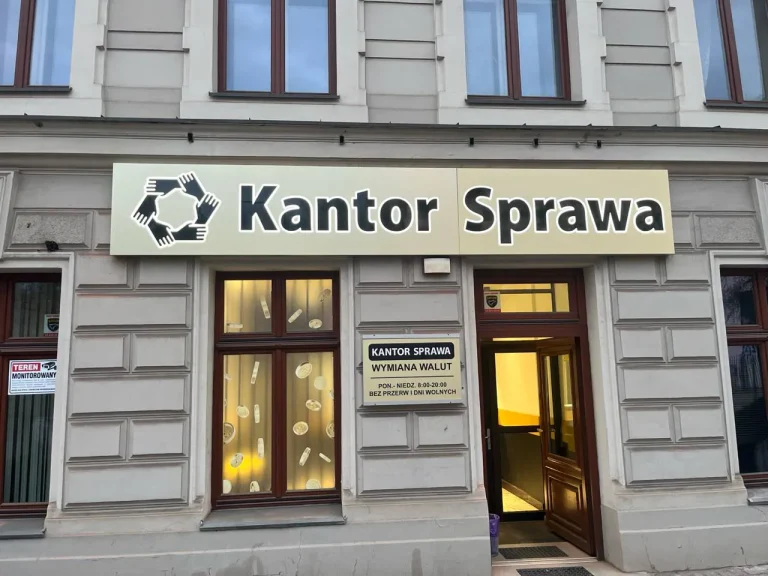 Gefräster Dibond-Leuchtkasten für Wechselstube an Fassade