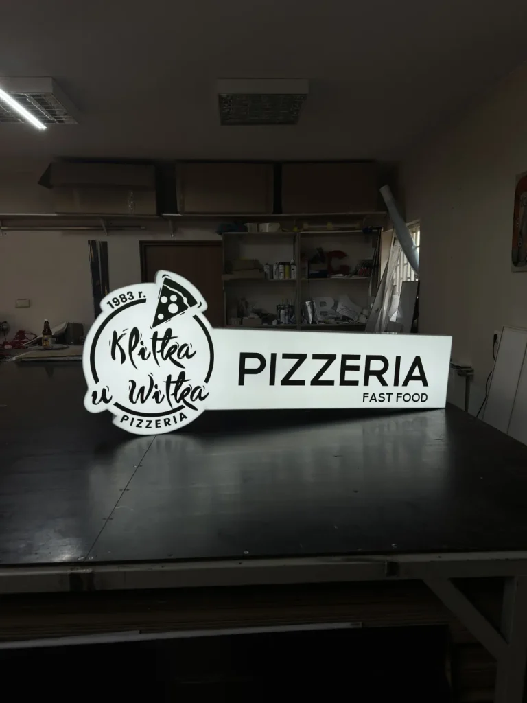 Gefräster Dibond-Leuchtkasten für Pizzeria mit Logo