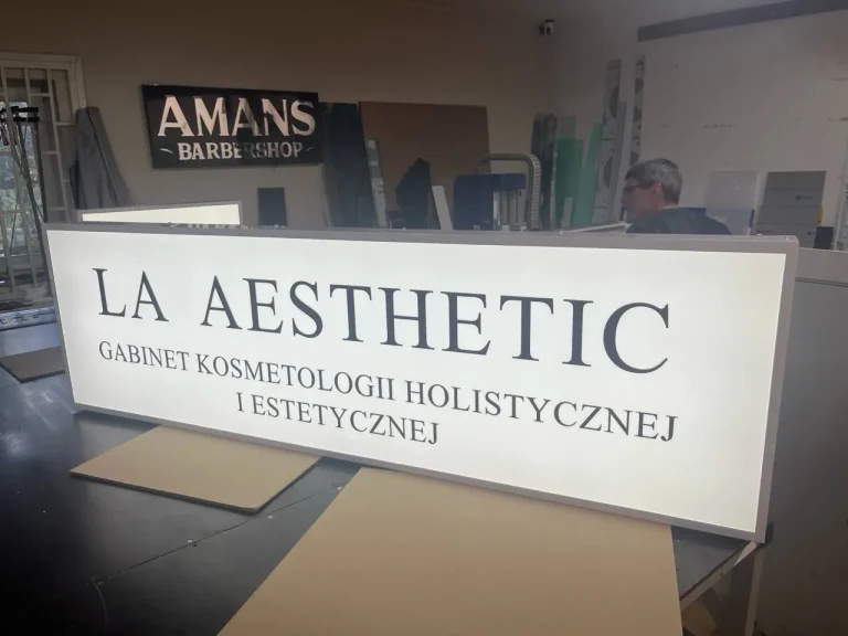 Gefräster Dibond-Leuchtkasten für Kosmetikstudio