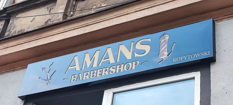 Gefräster Dibond-Leuchtkasten an Barbershop-Fassade