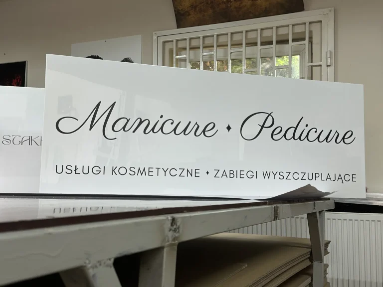 Gefräster Dibond-Leuchtkasten für Maniküre und Pediküre