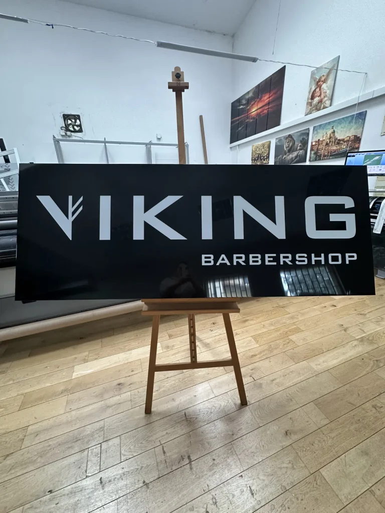Schwarzer gefräster Dibond-Leuchtkasten für Barbershop