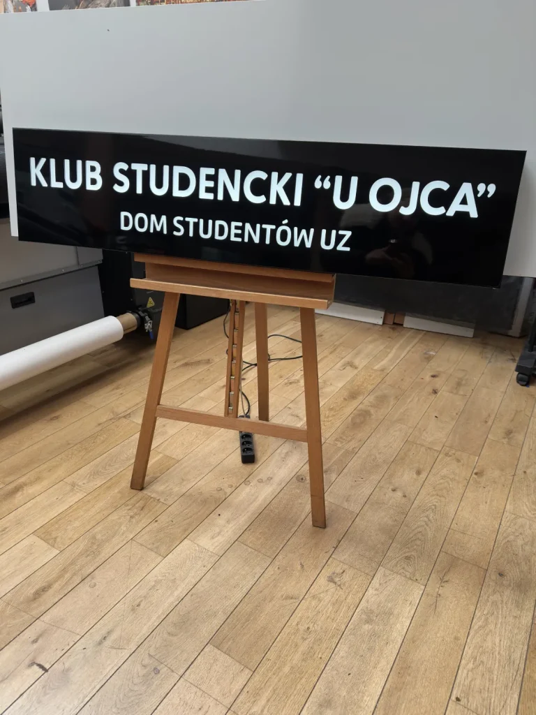 Schwarzer gefräster Dibond-Leuchtkasten für Studentenclub