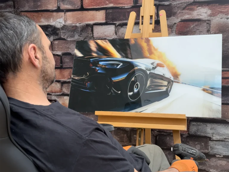 UV-Druck auf Acrylglas mit dynamischem Sportwagenmotiv
