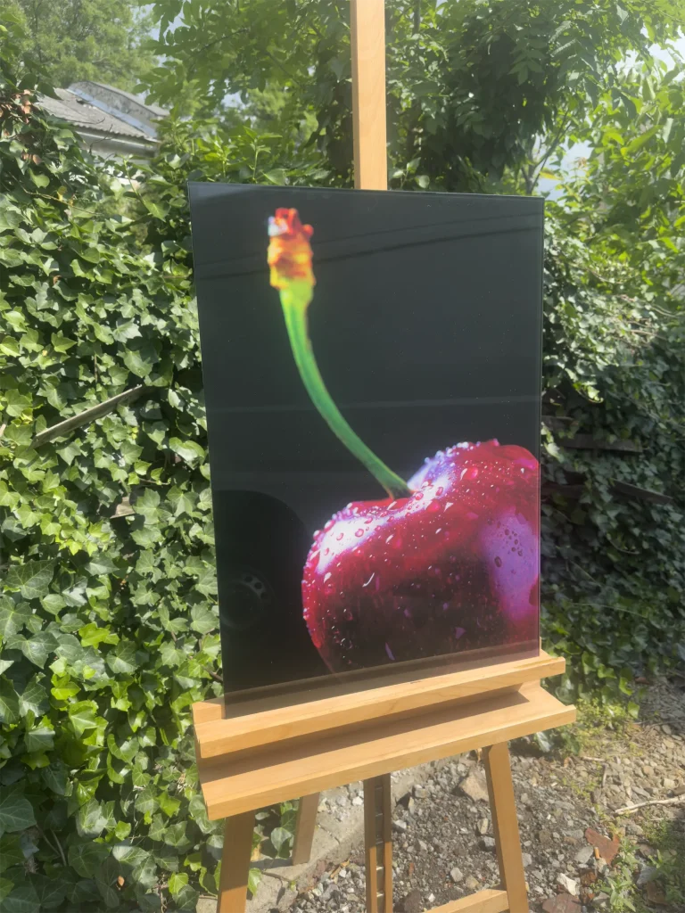 UV-Druck auf Acrylglas mit Kirschmotiv auf dunklem Hintergrund